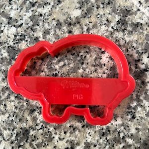 Wilton pig cookie cutter. Excellent condition. Approximately 3.5x2.5 inches